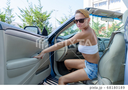 Woman driving a car 68180189