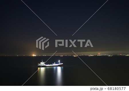 穏やかな波の東京湾の夜景と漁船 千葉方面を望む 穏やかな波の東京湾の夜景と漁船 千葉方面を望む 68180577