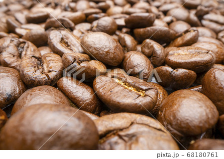 Close-up view of coffee beans 68180761