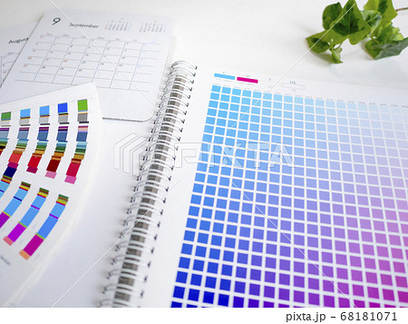 カラーチャートで確認するデザイン制作のミーティングイメージ 68181071