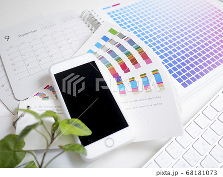 カラーチャートで確認するデザイン制作のミーティングイメージ 68181073