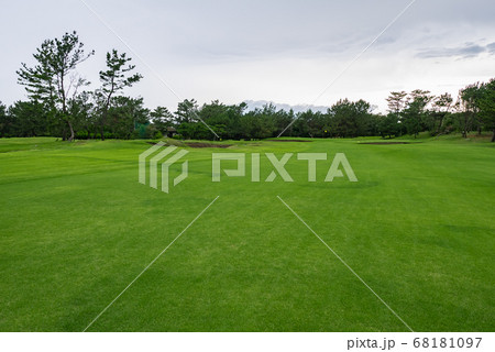 ゴルフ場 ゴルフコース フェアウェイ 68181097