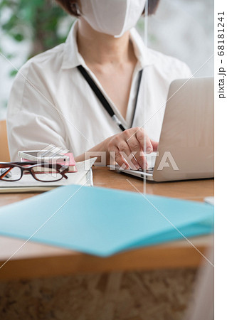 アクリルパーティション越しの女性　感染対策　ソーシャルディスタンス 68181241