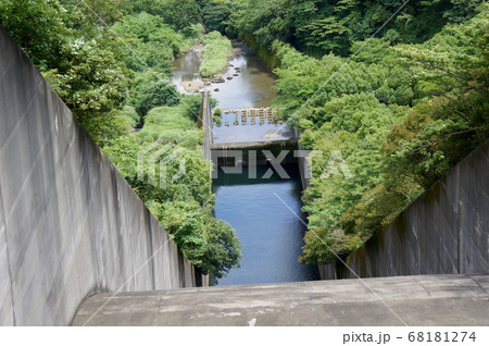 ダムを見下ろす ダムを見下ろす 68181274