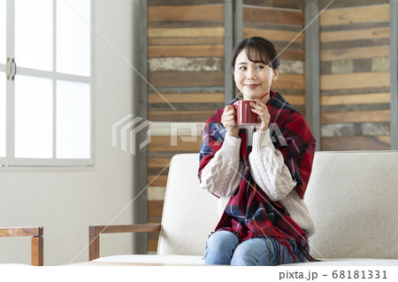 マグカップを持った若い女性 マグカップを持った若い女性 68181331
