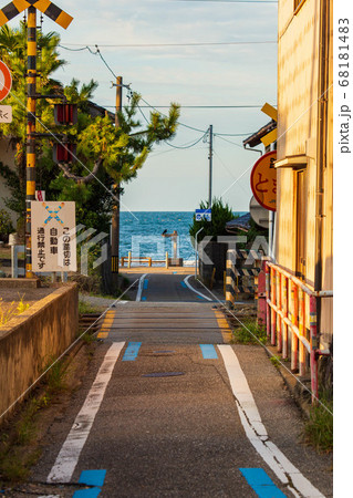富山の絶景　雨晴海岸　いい雰囲気の踏切 68181483