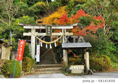 奈良県明日香村 飛鳥座神社の鳥居と紅葉 奈良県明日香村 飛鳥座神社の鳥居と紅葉 68181608