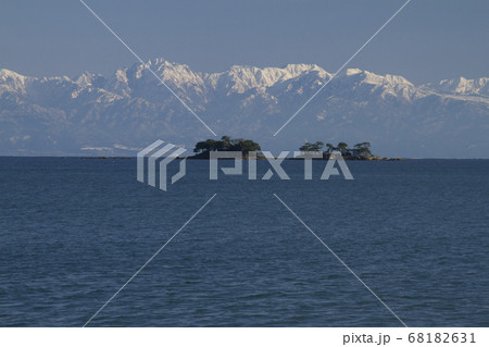 氷見海岸より望む立山連峰 68182631