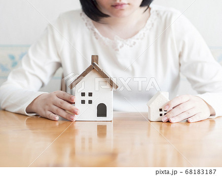 マイホームの住み替えを考える女性 68183187