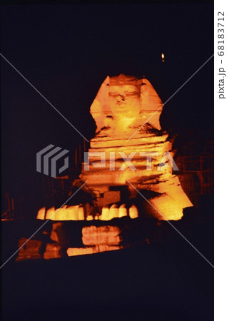 エジプトのカイロの3大ピラミット 68183712