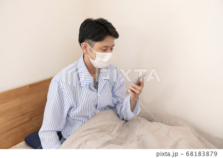自宅療養する男性　安否確認 68183879