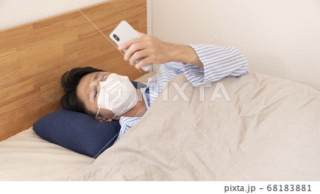 自宅療養する男性　安否確認 68183881