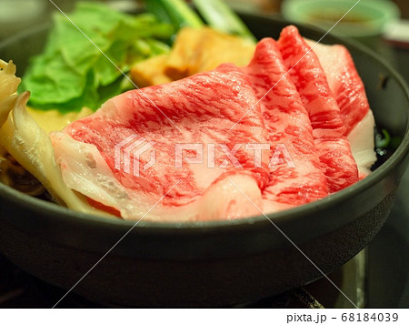 近江牛のすき焼き(クローズアップ) 68184039