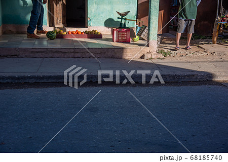 キューバ トリニダーの町中 道端で果物や野菜を売る露天商 キューバ トリニダーの町中 道端で果物や野菜を売る露天商 68185740