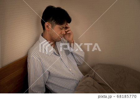 不眠症の男性 自律神経失調症 不眠症の男性 自律神経失調症 68185770