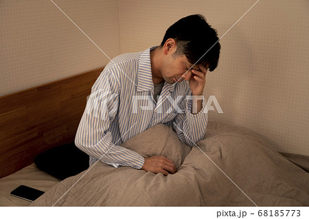 不眠症の男性　自律神経失調症 68185773