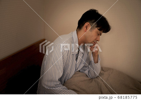 不眠症の男性 自律神経失調症 不眠症の男性 自律神経失調症 68185775