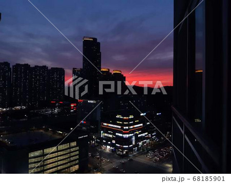 高層ビル 夜 都市 68185901