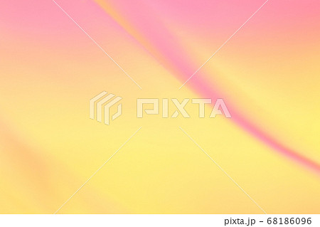 背景素材　ピンク色・オレンジ色　ゆるやかな流れ 68186096