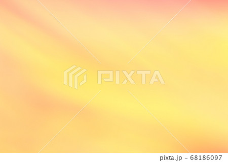 背景素材　ピンク色・オレンジ色　ゆるやかな流れ 68186097