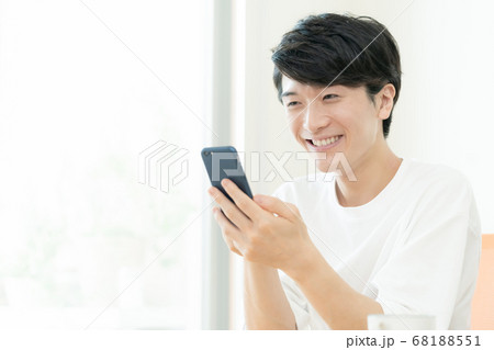 スマホでコミュニケーションする男性 スマホでコミュニケーションする男性 68188551
