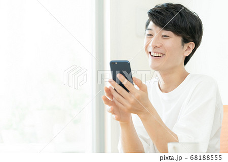 スマホでコミュニケーションする男性 68188555