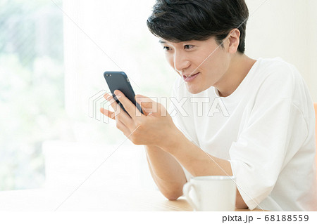 スマホでコミュニケーションする男性 スマホでコミュニケーションする男性 68188559