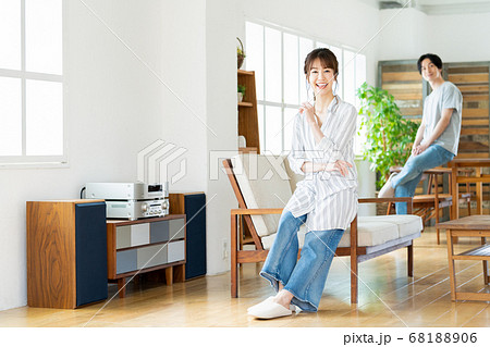 夫婦 カップル リビング ライフスタイル 夫婦 カップル リビング ライフスタイル 68188906