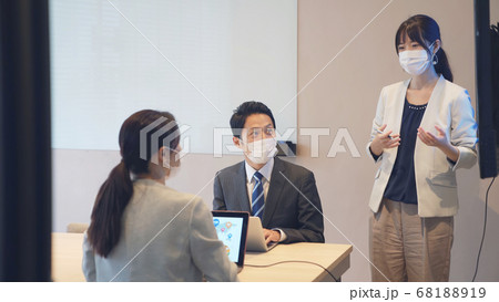 マスクをつけてミーティングする人々　感染対策　新しい生活様式 68188919