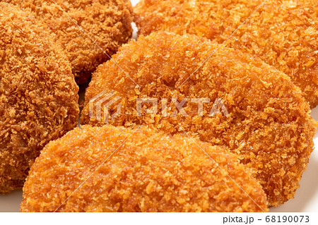 コロッケ(平たい小判型のポテトコロッケ)。 コロッケ(平たい小判型のポテトコロッケ)。 68190073