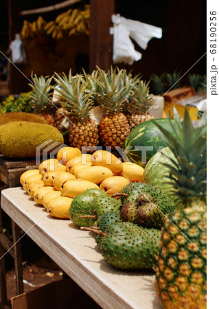 露天に並ぶハワイのフルーツ 68190256