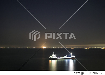 穏やかな波の東京湾の夜景と漁船 千葉方面を望む 68190257