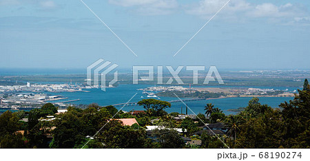 ハワイの丘の上から見るパールハーバー 68190274