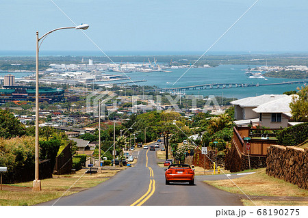 ハワイの丘の上から見るパールハーバー ハワイの丘の上から見るパールハーバー 68190275