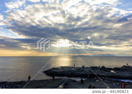 江の島の裏磯から夕暮れ時の海と空 68190823