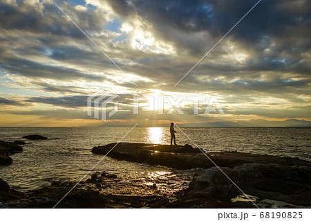 夕暮れ時の江の島裏磯 相模湾の海と空 夕暮れ時の江の島裏磯 相模湾の海と空 68190825