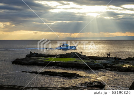 江の島の裏磯から夕暮れ時の海と空 江の島の裏磯から夕暮れ時の海と空 68190826