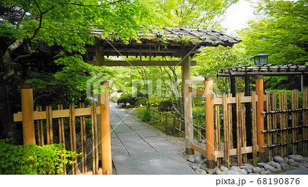 新緑の日本庭園の入り口　1268	 68190876