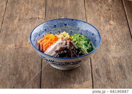 Side view on cold japanese hiyashi chuka ramen 68190887