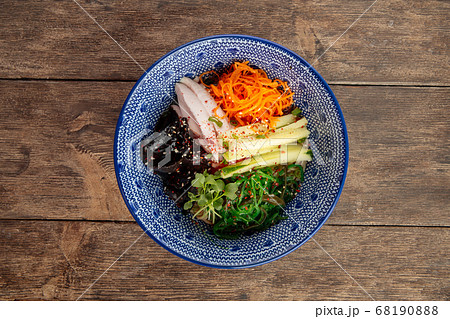 Top view on cold japanese hiyashi chuka ramen 68190888