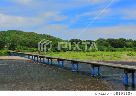 【高知県】盛夏の佐田沈下橋（四万十川） 68191107