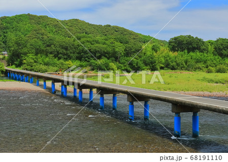 【高知県】盛夏の佐田沈下橋（四万十川） 68191110