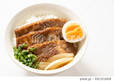 カルビ焼肉丼(カルビの中で上級といわれる希少部位「三角バラ」使用)。 68191668