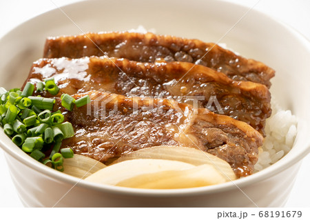 カルビ焼肉丼(カルビの中で上級といわれる希少部位「三角バラ」使用)。 68191679