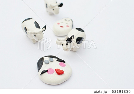 紙粘土の牛と福笑い の写真素材