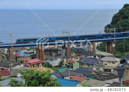 雄大な相模湾を背景に鉄橋を渡るE261系特急「サフィール踊り子」1_2020/8/1撮影 68192073