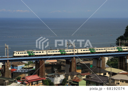 雄大な相模湾を背景に鉄橋を渡る185系特急「踊り子」_2020/8/1撮影 68192074