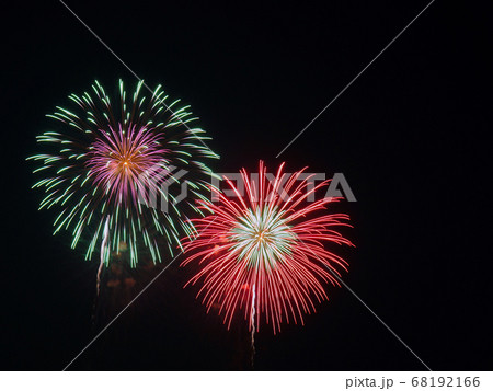 赤色系と緑色系の打ち上げ花火 68192166
