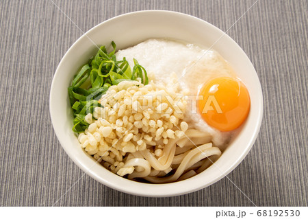 ぶっかけうどん(冷)。トッピングは、長芋とろろ・天かす・青ねぎ・生卵。 ぶっかけうどん(冷)。トッピングは、長芋とろろ・天かす・青ねぎ・生卵。 68192530