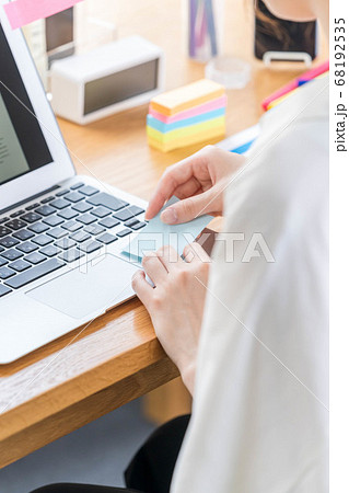 テレワークをする若い女性 【ふせんを貼る】 68192535